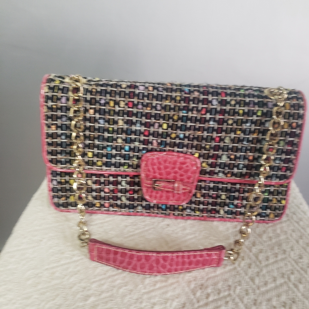 PREOWNED CHIC MULTICOLOR TWEED LOOK WOMANS PURSE. MAGNETIC CLOSURE